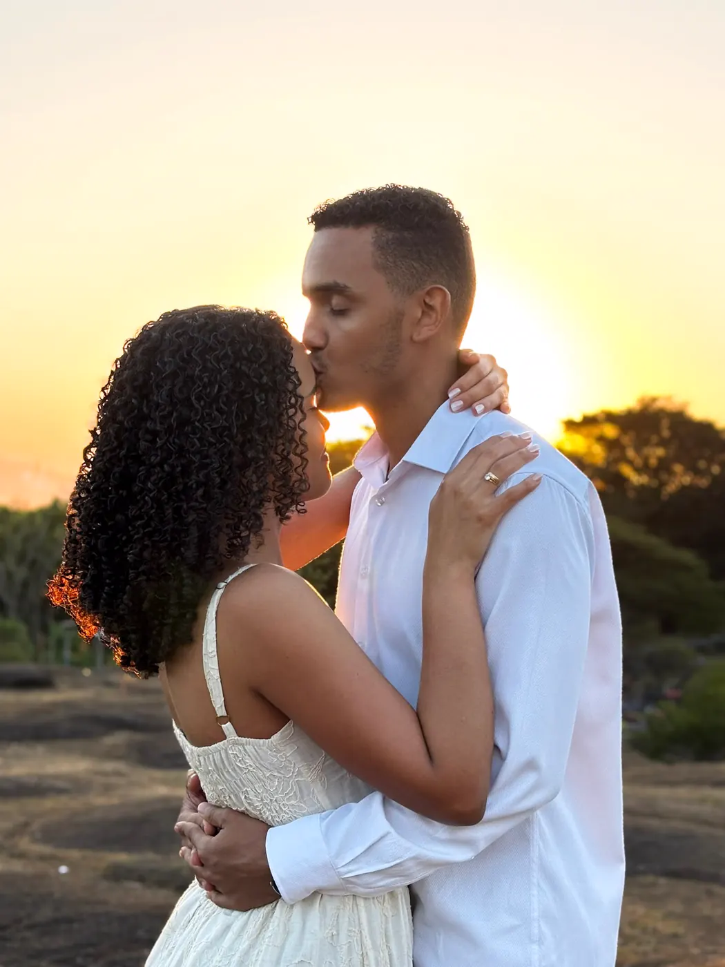 Káhio beijando a testa de Andressa ao pôr do sol