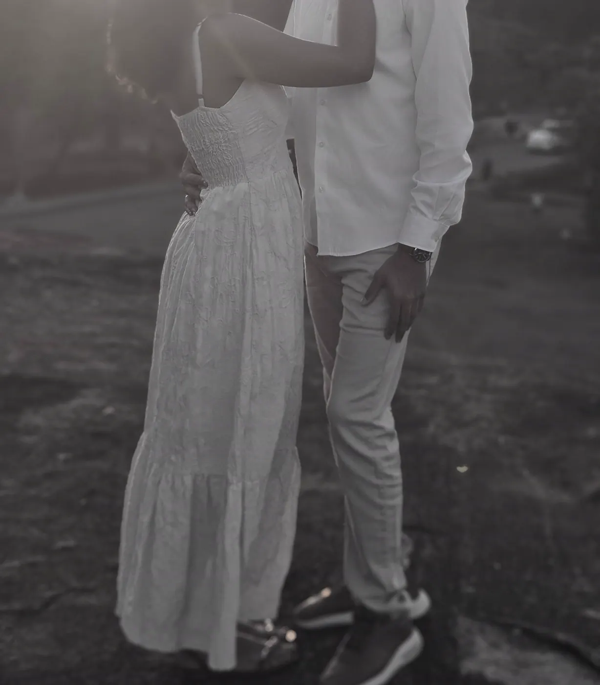 Andressa e Káhio abraçados em uma fotografia em preto e branco