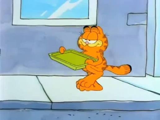Garfield segurando uma bandeja vazia