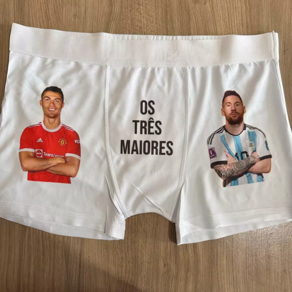 Cueca branca estampada com Cristiano Ronaldo, Lionel Messi e a frase Os três maiores
