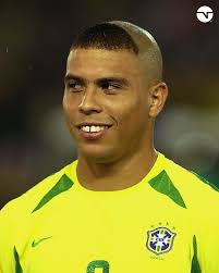 Ronaldo Fenômeno com um corte de cabelo marcante
